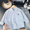 2026 Novo Estilo Primavera Roupas Infantis Camisa Oxford de Manga Longa Lisa Listrada para Meninos Camisas para Meninos Atacado