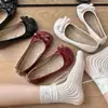 Sapatos Vovó Leves de Couro Macio com Solado Macio 2025 Verão e Outono Novos Mocassins Planos de Boca Rasa com Laço para Mulheres