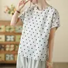 Foto real de la nueva camiseta de manga corta con cuello redondo y lunares 2026 para mujer, simple y casual, top pullover versátil, efecto adelgazante