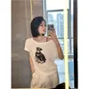 ¡Estilo coreano para un look juvenil! Camiseta corta de manga corta de un solo hombro, hombros descubiertos, con estampado de cachorro Schnauzer para mujer, nuevo diseño de moda versátil 2026