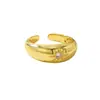 Anel Aberto Dourado Vintage para Mulheres, Luxo Leve com Cravação de Zircônia, Anel Empilhável Único, Joia Fashion e Sofisticada