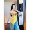 Estilo Novo de Verão 2025 Design de Gola Halter Estilo Doce e Cool Colete Assimétrico Estampa de Letras Única Roupa Emagrecedora Tendência Mulher