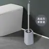 Escova sanitária com cabeça redonda e cabo longo, projetada para limpar áreas de difícil acesso no banheiro, incluindo cantos e ao redor do vaso sanitário. Adequado para uso doméstico