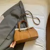 Comercio Exterior Transfronterizo Otoño e Invierno 2025 Nuevo Estilo Bolso de Mano de Alta Gama y Bolso Cruzado con Combinación Retro de Gamuza y Lana de Cordero