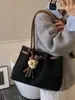 Bolsa de Axila em Camurça Coreana para Mulheres 2025 Nova Tendência Outono e Inverno Bolsa Tote Retrô Bolsa Simples de Grande Capacidade para o Dia a Dia