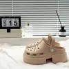 Chinelos femininos com sola grossa e cobrindo os dedos, para usar em casa no verão, antiderrapantes, respiráveis, baratos, novos chinelos furados para mulheres, preço de atacado
