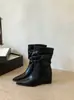 Botines de nuevo estilo con punta fina, tacón de cuña y efecto adelgazante, con un diseño plisado, perfectos para mujeres bajitas, con un look chic francés y moderno para el otoño de 2026