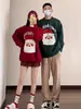 Suéter navideño de bloques de color rojo y verde con figura 3D de Santa Claus, suéter de punto para hombre de corte holgado con cuello redondo, estilo casual, atuendo para pareja, prenda exterior