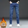 Ropa para Hombre Maple House / Colección Otoño/Invierno 2026: Jeans rectos para hombre, con forro polar, engrosados, modernos y elegantes, para uso de negocios casual.