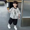 Conjunto de verano para niño: Conjunto de camisa de manga corta y pantalones estilo coreano, moderno y elegante para niños pequeños