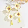 Pendientes de tela estilo vacacional con flor hueca y cristal, tachuelas dulces y a la moda, lujo ligero con un toque de alta gama y elegancia