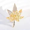Broche de Hoja de Arce Nuevo de Moda y Exquisito Versátil para el Día a Día Diseño de Nicho Corsage de Circonio Microincrustado Broche Elegante Ropa