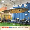Sombrilla promocional moderna de aleación de aluminio con luces, sombrilla de poste central de tres cabezales para patio para hoteles y áreas escénicas, sombrilla grande para exteriores
