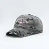Boné de Baseball Camuflado com Bordado de Letras Desgastadas Vintage Dongdaemun Coreano para Mulheres Marca de Moda Street Boné de Baseball que Afina o Rosto
