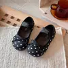 Sapatos de Couro com Bolinhas e Laço para Meninas 2026 Nova Coleção Primavera e Outono Solado Macio Versátil Sapatinho Raso de Princesa para Menina