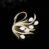Broche de cisne de alta gama nicho hebilla de toalla de seda para mujer corsage de aleación todo partido estilo pequeño fragante rhinestone alta gama venta al por mayor