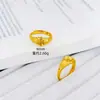 Joyería de Moda y Lujosa Chapada en Oro: Anillo Pequeño de Flor de Ciruelo, Mismo Estilo que en Joyerías, Anillo Floral de Tres Dorados de Lujo Ligero de Nicho para Mujer