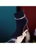 Botas Curtas de Salto Alto Bico Fino para Mulheres no Outono e Inverno Novo Estilo Salto Agulha Strass Uma Linha com Zíper Lateral Camurça Elegante Versátil Moda Botas