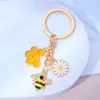 Llavero Colgante Pequeño Colmena de Abejas Margarita Fresca Corazón de Niña Colgante de Bolsa de Metal Regalo Promocional