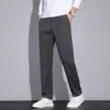 Nova coleção de outono de calças casuais cinzas de alta qualidade, resistentes a rugas, para homens, versáteis e estilosas, calças cropped de corte reto.