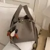 Bolsas de Moda de Diseño de Nicho para Madre e Hija de Este Año 2025 Nuevo Estilo Bolsos de Mujer Elegantes Versátiles Bolsos Cruzados Bolso de Mano Bolso Cubo