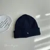 Chapéu de Lã Estilo Coreano com Bordado de Letra, Furos Pequenos, Rua Personalizada, Novo Chapéu Versátil de Outono e Inverno, Chapéu de Tricô Quente
