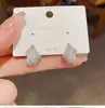 Pendientes plegables de aro completo con incrustaciones de diamantes y pasador de plata s925, tachuelas geométricas con perla abombada, tono frío, realza la tez, pendientes elegantes para el lugar de trabajo para mujer