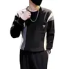 Otoño 2026 Nuevo Suéter para Hombre Estampado Bloques de Color Cuello Redondo Camiseta Base Moda Tendencia Manga Larga Sudadera Casual