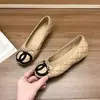 Novas sapatilhas femininas com padrão de losangos e logo duplo CC, com laço, bico fino, bico redondo e uma sola flexível e resistente ao calor que pode ser cortada.
