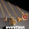 Colar com Pingente de Cabaça Rotativo Cor Dourada Estilo Antigo com Design de Janela Floral Cravejada de Diamantes, Colar Borboleta Rosa com Filigrana Estilo Chinês Novo