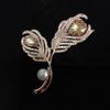Broche de Pena Exquisito Corsage de Cristal Elegante de Alta Qualidade para Mulheres Design de Luxo Leve Broche Acessórios Atmosféricos para Terno