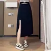 Saia midi estilo terno preta para mulheres, nova coleção de verão, com fenda, silhueta evasê, plus size, projetada para criar um efeito emagrecedor, e cintura alta