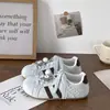Zapatillas de entrenamiento alemanas de moda para mujer 2026 nuevas de otoño, zapatos blancos ligeros para mujer, versátiles con faldas, zapatos casuales planos transpirables
