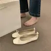 Sapatilhas de balé estilo fada em couro macio prateado, com sola macia e corte baixo, sapatos delicados e elegantes para combinar com uma saia.