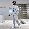 Conjunto de Moletom Novo Outono para Meninos 2026 Crianças Pequenas, Médias e Grandes Estiloso Gola Redonda Manga Longa Blusa Calça Conjunto de Duas Peças Tendência