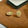 Pendientes de Perla Estilo Lujo Ligero y de Gama Alta Inspirados en Chanel para Mujer, Diseño Único con Tejido de Cuadros, Elegantes Clavos Ovalados con Aguja de Plata