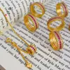El Mismo Estilo que el Anillo Rose Brillante con Tachuelas de Diamantes Color Arena Dorada de la Tienda Puzuo Gold con Corindón Rojo y Tres Capas de Anillos Completamente Diamantados para el Dedo Índice de Mujer