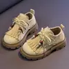 Sandálias Birkenstock Grossas com Franjas para Meninas 2025 Novos Mocassins Macios Antiderrapantes com Velcro para Crianças Sapatos Pequenos de Couro Retrô