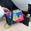Bolsa xadrez popular de cores contrastantes em quadradinhos pequenos, estilo western casual com corrente, bolsa mensageiro feminina nova de Inverno 2023, bolsa feminina