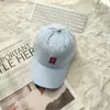 Gorra de Béisbol Bordada con Letras de Gato Estilo Japonés 2026 para Mujer, Versión Coreana con Visera Ancha, Sensación de Alta Gama, Gorra de Pico para el Día a Día