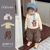 Ropa para Niños Estilo Coreano Conjunto de Ropa de Otoño para Niñas, Tirantes con Estampado de Dibujos Animados Lindos, Pantalones Casuales de Encaje Conjunto de Tres Piezas para Bebés y Niños Pequeños