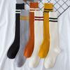 Calcetines de té para la cara al por mayor color sólido dos barras rayas verticales hasta la rodilla calcetines de mujer moda urbana media pantorrilla calcetines de mujer