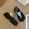 Novas Chinelos Versáteis da Moda com Solado Grosso para Aumentar a Altura 2026 Sandálias de Dedo Femininas para Uso Externo Nicho Ins Sandálias Estampadas de Leopardo para Mulheres
