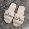Pantuflas Peludas de Talla Grande Transfronterizas para Mujer, Nuevo Estilo Otoño e Invierno, Pantuflas de Una Tira con Corona de Pedrería, Pantuflas de Algodón Peluche Casual para el Hogar
