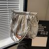 Bolso plisado de moda para mujer, novedad de verano 2024, bolso de hombro sencillo y de alta gama, bolso cruzado versátil de moda.