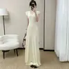 Vestido Elegante Longo de Seda Gelo, Decote V Profundo, Corte Evasê Justo ao Corpo, com Mangas Curtas Leves