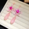Pendientes de aguja plateada con flor de resina incrustada de diamantes y colgantes de gota de agua, pendientes de estilo corte vintage, pendientes de nicho modernos y únicos