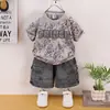 Conjunto de Verano para Niños Niños 2026 Nueva Moda de Verano Estiloso Estilo Coreano Estampado de Leopardo Letra Delgado Conjunto de Dos Piezas Moderno