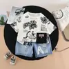 Conjunto de Verão para Meninos Conjunto Infantil Verão 2026 Novo Conjunto de Duas Peças Estiloso com Estampa de Letras Manga Curta Roupas de Bebê da Moda