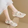 Sandalias transpirables caladas de cuero suave y suela blanda para mujer, nuevo modelo primavera/verano 2026, sandalias vintage de punta cerrada de doble uso con suela gruesa para aumentar la altura